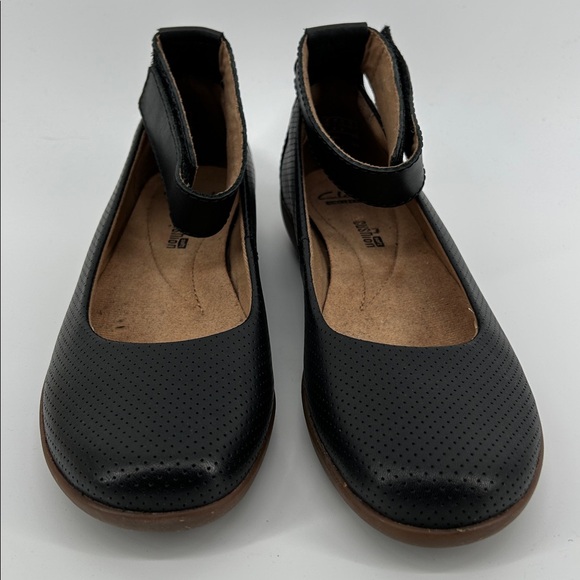 Clarks Medora Nina black leather ankle strap flats cushioned OrthoLite Women's 7 - Picture 3 of 9